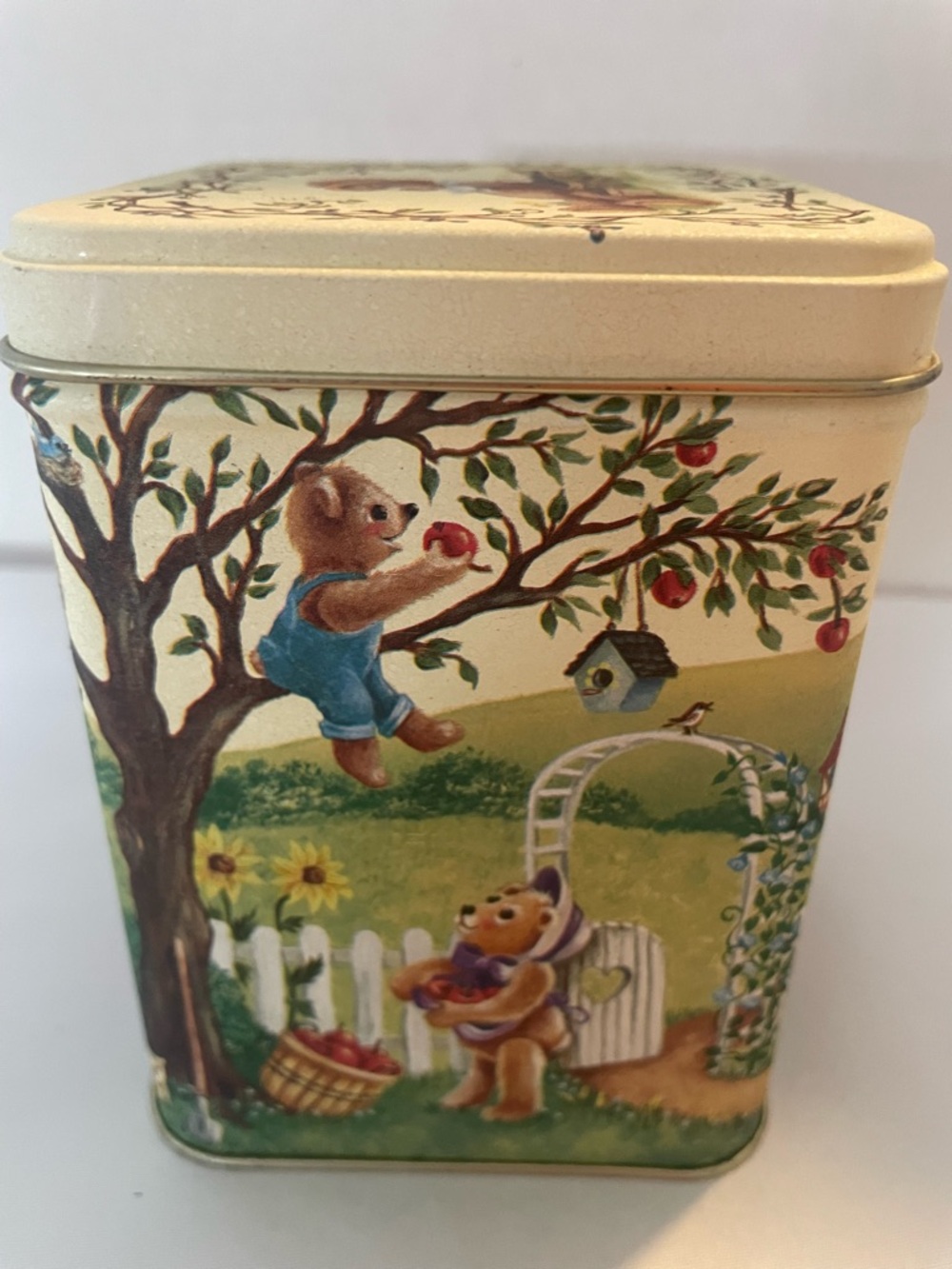 Vintage Century Resources “Country Seasons” collectible decorative tin
